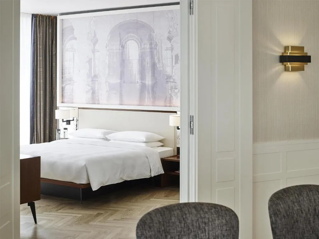 Penthouse King Suite with Skyline View and Loggia – photo 1