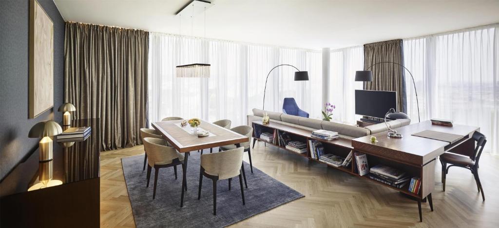 Premium King Suite with Skyline View – photo 1